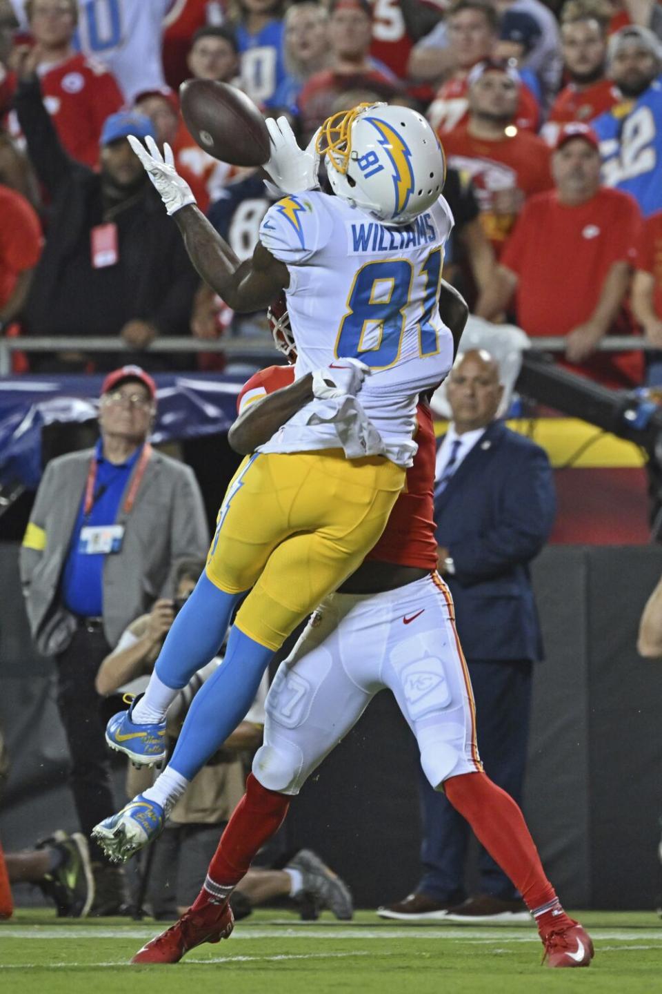 Chargers wide receiver Mike Williams (81) catches a pass against the Kansas City Chiefs.