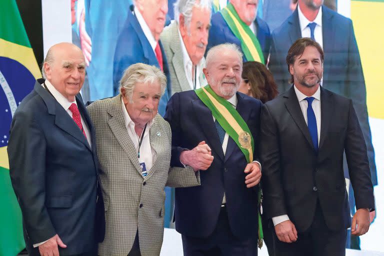 De izquierda a derecha: los es mandatarios de Uruguay Julio María Sanguinetti y José Mujica, el presidente de Brasil Luiz Inácio Lula da Silva y el presidente de Uruguay Luis Lacalle Pou. 