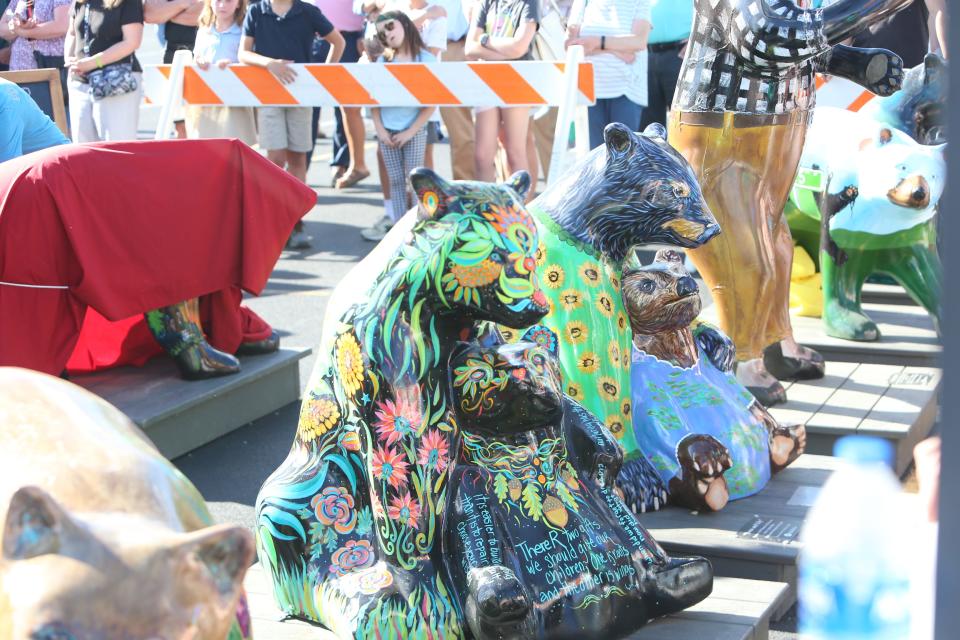 Bear: Haven & Bloom
Sponsor: Margaret Stallings 
Arnold & Ed Arnold
Artist: Heidi Mayfield
To benefit: Boys & Girls Club of 
Henderson County