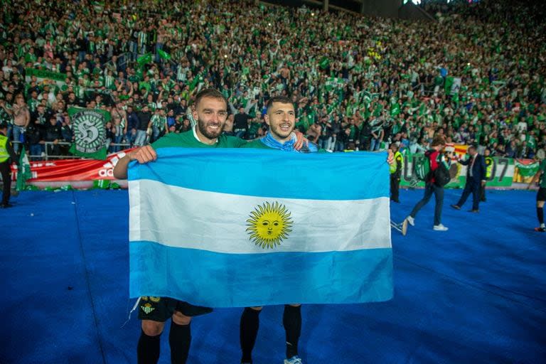 SEVILLA, SPAIN - APRIL 24: German Pezzella and Guido Rodriguez of Real Betis celebrates the victory after winning the Spanish Cup, Copa del Rey, football Final match played between Real Betis Balompie and Valencia CF at Estadio de la Cartuja on April 23, 2022, in Sevilla, Spain. (Photo By Joaquin Corchero/Europa Press via Getty Images)