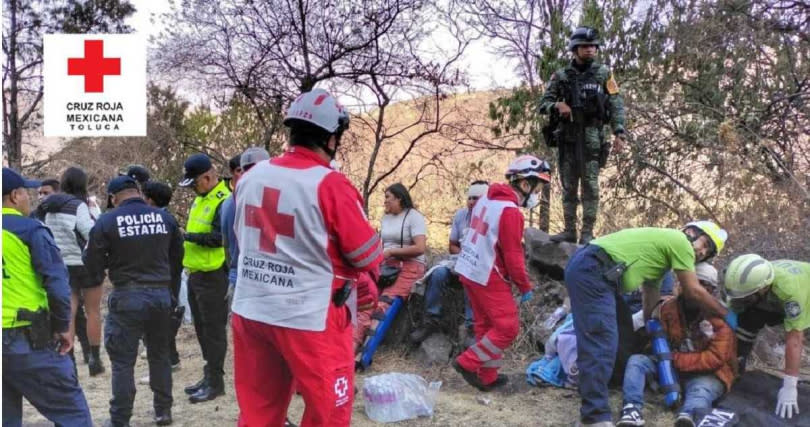 事件發生後，當地民防部隊、紅十字會、墨西哥州緊急服務中心和救援隊抵達現場，為大批傷者提供救助。（圖／翻攝FB／Cruz Roja Toluca）