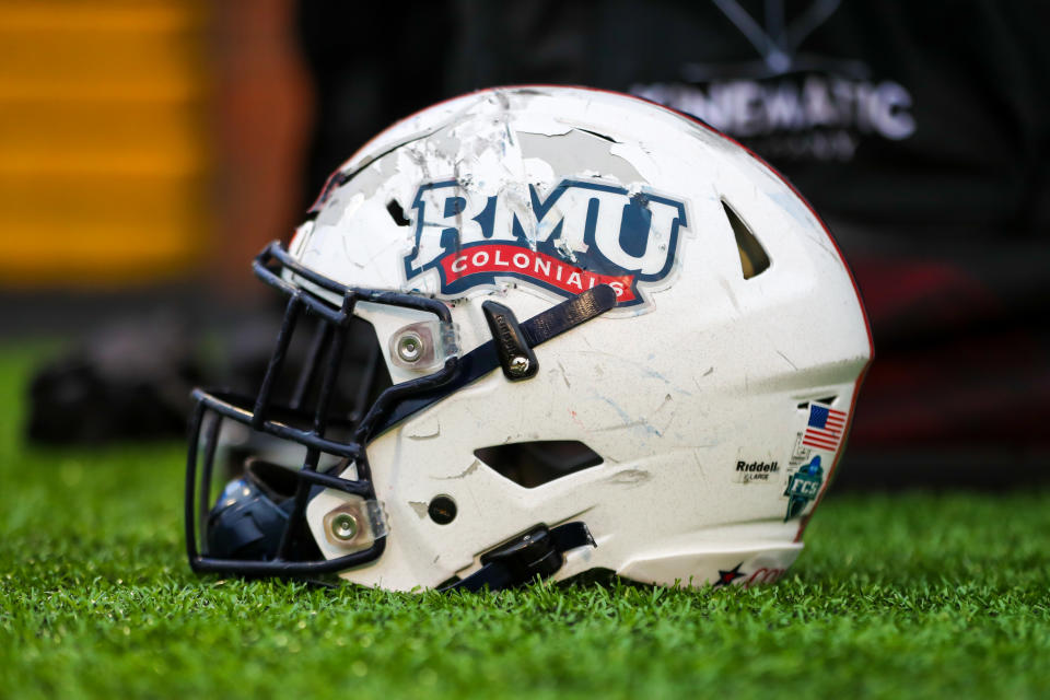 BOONE, NC - 29 OKTOBER: Helm Robert Morris Colonials berada di pinggir lapangan selama pertandingan sepak bola antara Appalachian State Mountaineers dan Robert Morris Colonials pada 29 Oktober 2022, di Stadion Kidd Brewer di Boone, NC. (Foto oleh David Jensen/Icon Sportswire via Getty Images)