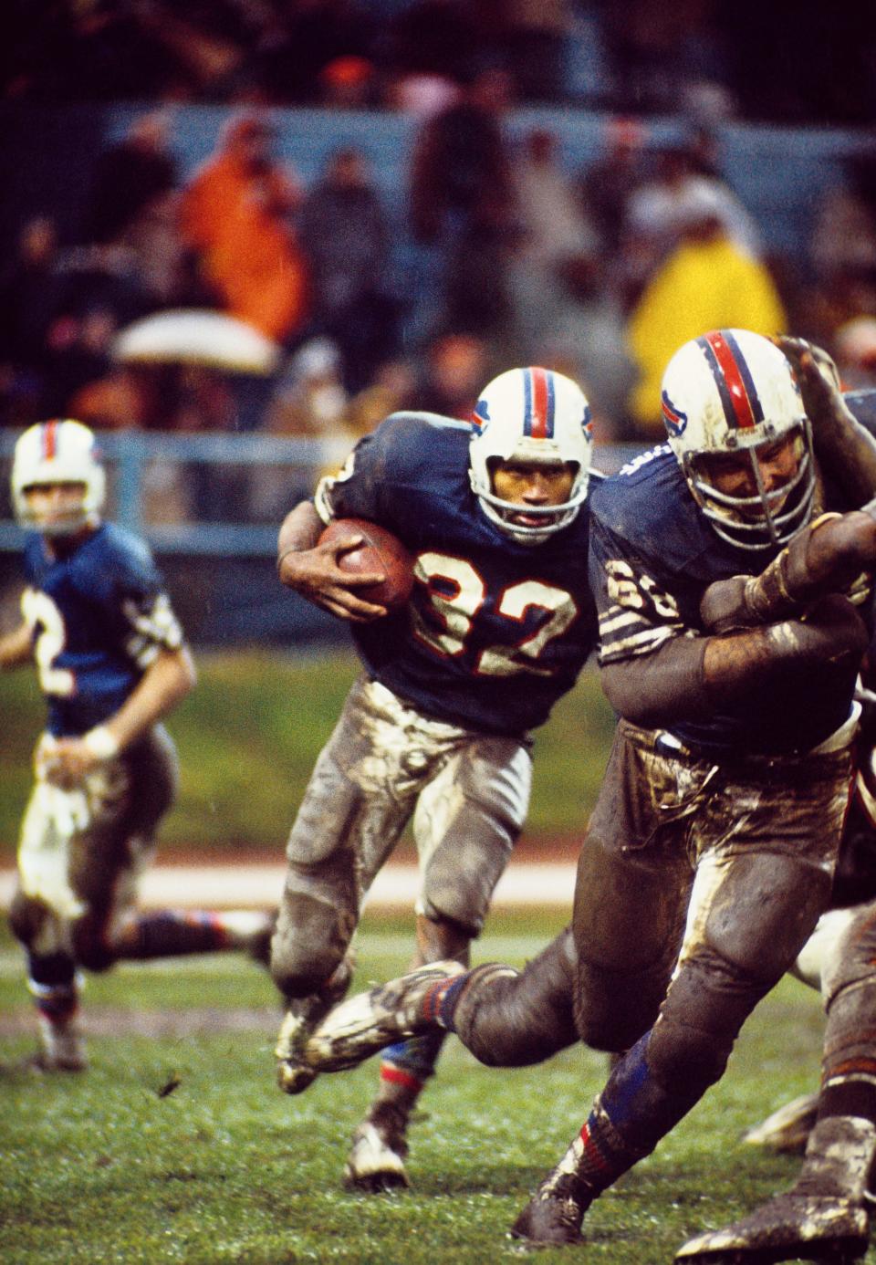 Buffalo Bills running back O.J. Simpson (32) carries the ball behind the block of guard Joe DeLamielleure (68) against the Browns at Cleveland Municipal Stadium, Nov. 24, 1974. (Tony Tomsic-USA TODAY NETWORK)