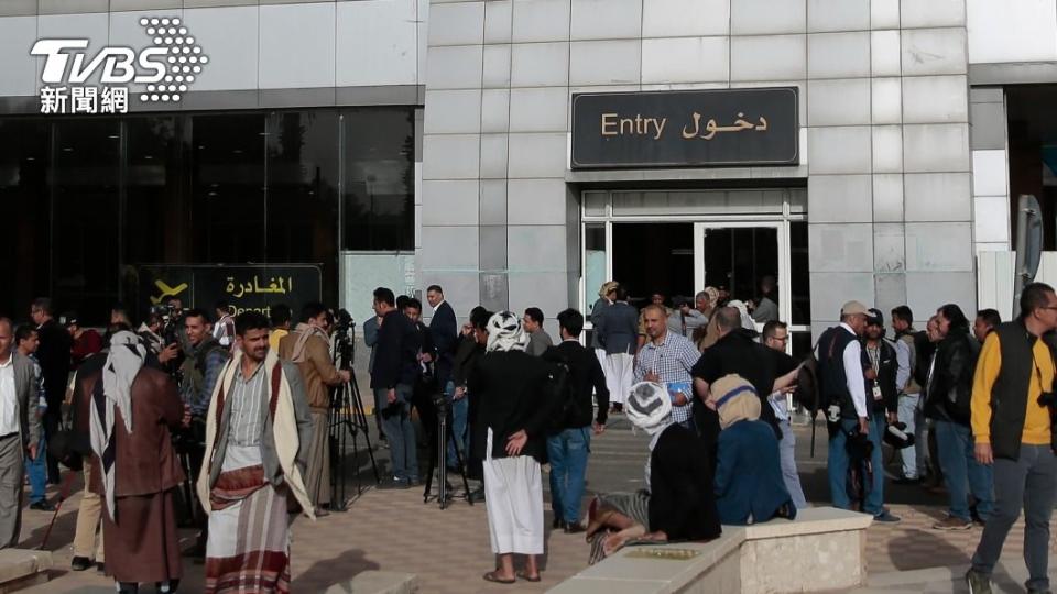 大批乘客在沙那國際機場（Sana'a International Airport）外等候搭機。（圖／達志影像美聯社）