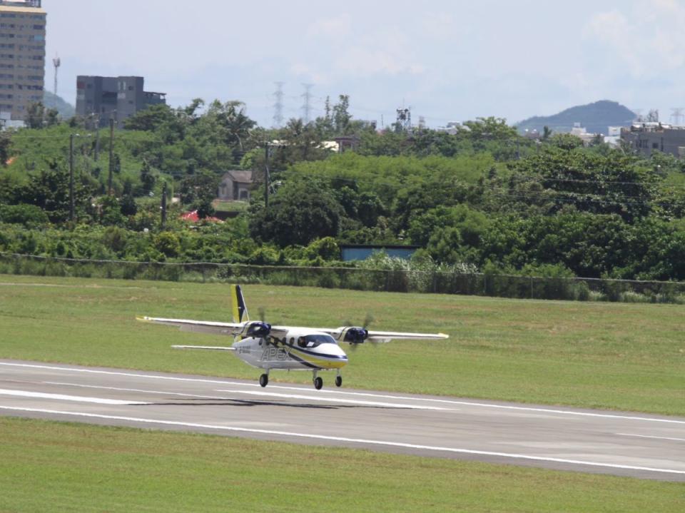 屏東縣政府與安捷航空合作，六月推出從恆春機場搭乘有「空中法拉利」之稱P2012遊恆春半島。（圖：屏東縣政府交通旅遊處提供）