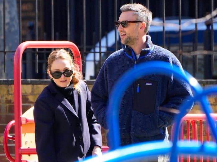 Jennifer Lawrence y su marido Cooke Maroney en un parque