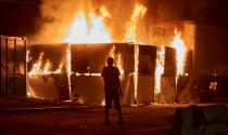 Un joven observa el incendio provocado en un edificio de apartamentos de Minnesota este 27 de mayo. (Foto: Adam Bettcher / Reuters).