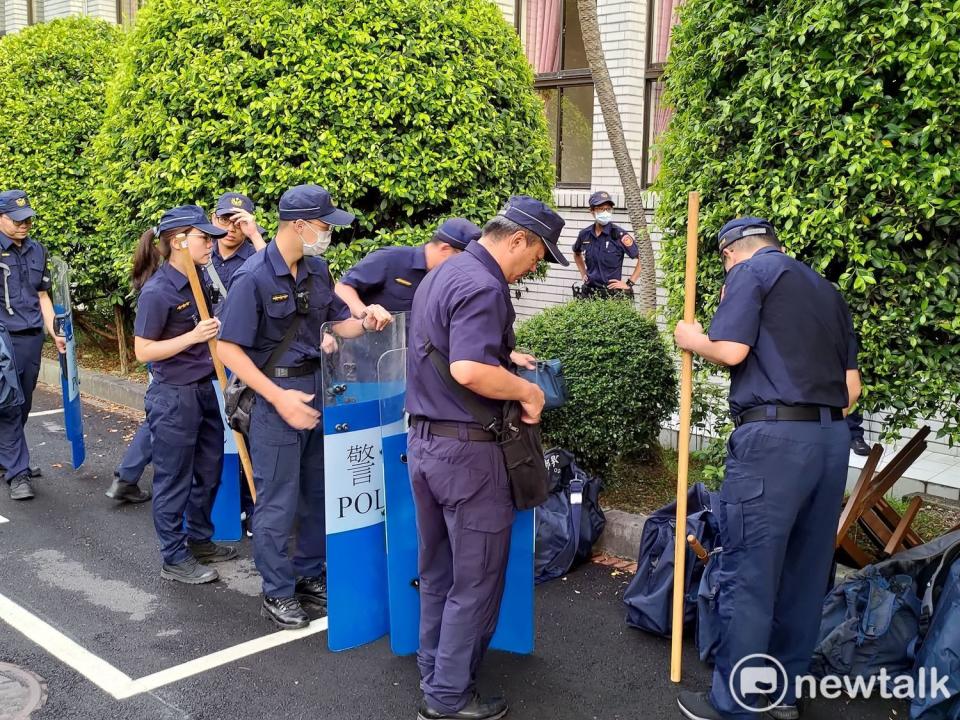 警方調動警力鎮守立法院議場各門口。   圖：黃建豪/攝