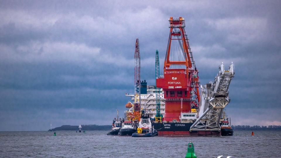 Schlepper ziehen das russische Rohr-Verlegeschiff «Fortuna» aus dem Hafen auf die Ostsee.