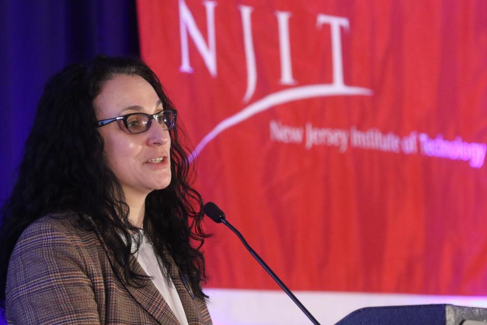 Julia Stoyanovich, profesora asociada de ciencias de la computación, habló en la conferencia del NJIT sobre los esfuerzos para garantizar que el software de contratación de IA no esté sesgado.