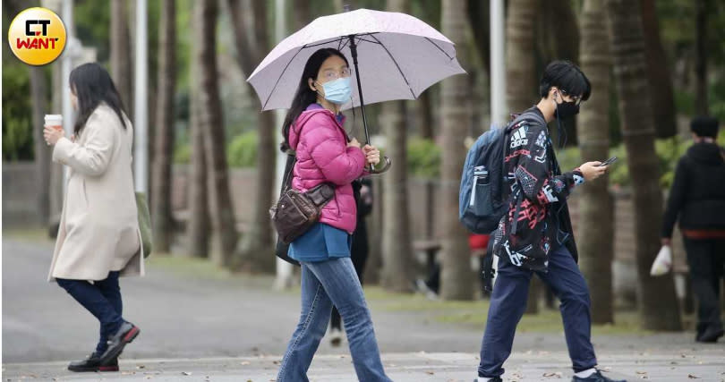 低溫來襲若又遇上又飄雨，體感溫度會更低，民眾出門務必要注意保暖。（圖／黃耀徵攝）