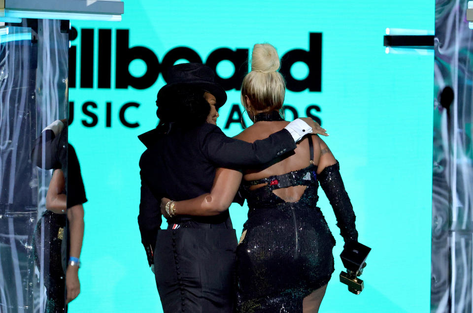 Janet Jackson presents Mary J. Blige with the Icon Award during the 2022 Billboard Music Awards at MGM Grand Garden Arena on May 15, 2022 in Las Vegas, Nevada. (Photo: Ethan Miller/Getty Images)