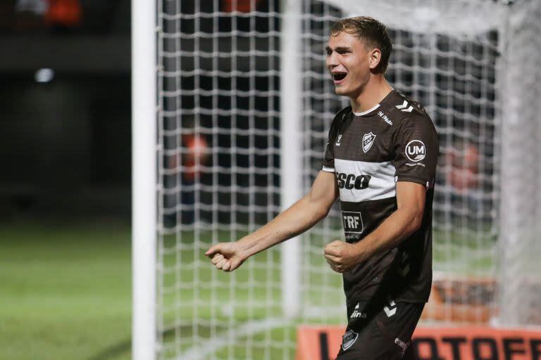 Festeja Mateo Pellegrino, autor de dos goles de Platense