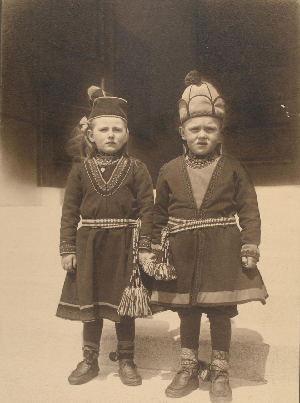 <p>Lapland children, possibly from Sweden. (Photograph by Augustus Sherman/New York Public Library) </p>