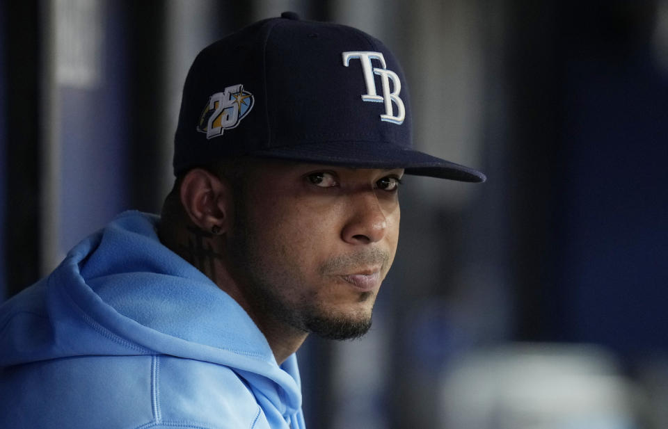 ARCHIVO - Wander Franco, de los Rays de Tampa Bay, mira durante un juego de béisbol el 13 de agosto de 2023, en San Petersburgo, Florida. Franco fue arrestado el lunes 1 de enero de 2024, en República Dominicana después de un interrogatorio de los the Dominican Republic luego de ser interrogado por los fiscales que lo investigan por una supuesta relación con una menor de edad, según un funcionario de la fiscalía de la provincia de Puerto Plata. (Foto AP/Chris O'Meara, archivo)