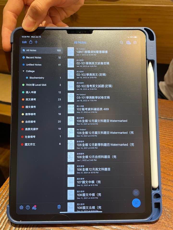 複習講義、考古題、模擬考題都在iPad內，資料存檔很清楚（王蘭芬授權）