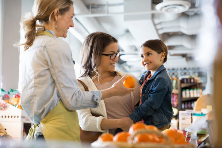 En la próxima visita al supermercado, pídele a tu hijo pequeño que te ayude. – Foto: Hero Images/Getty Images