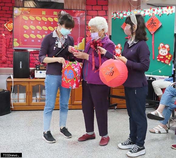 草屯療養院老年日間病房辦理慶元宵活動，抽籤猜燈謎。(草屯療養院提供)