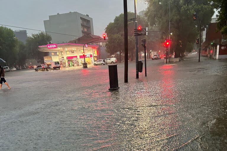 Muchas calles terminaron inundadas en Parque Patricios por el fuerte temporal