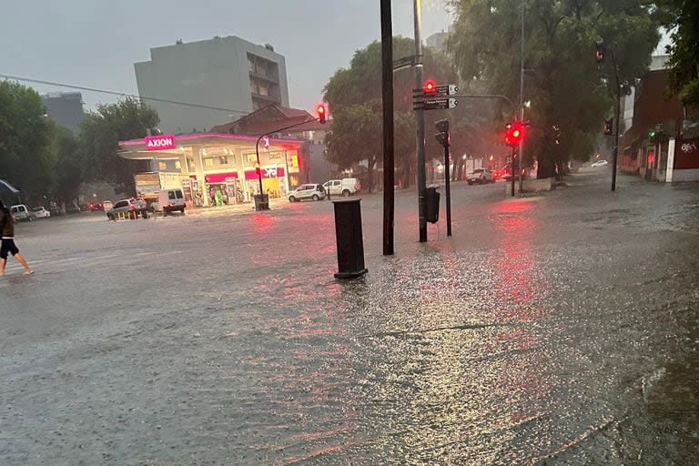 Se reportó la caída de más de 100 mililitros de agua en menos de dos horas.