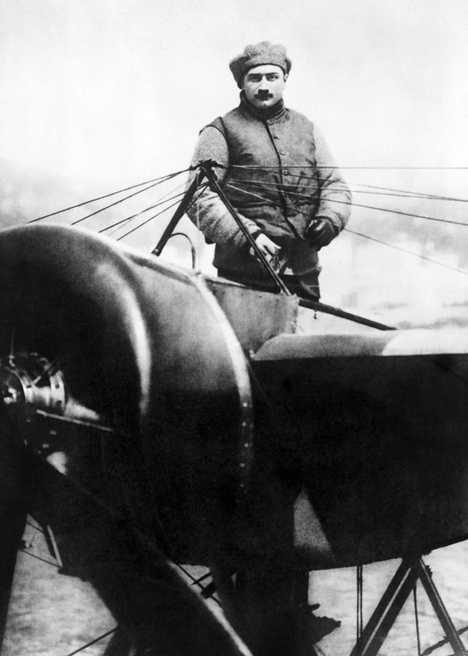 Portrait du célèbre aviateur et pilote de chasse français pendant la Première Guerre mondiale, Roland Garros, posant en Tunisie après avoir traversé la Méditerranée par voie aérienne en septembre 1913. (Photo by AFP)