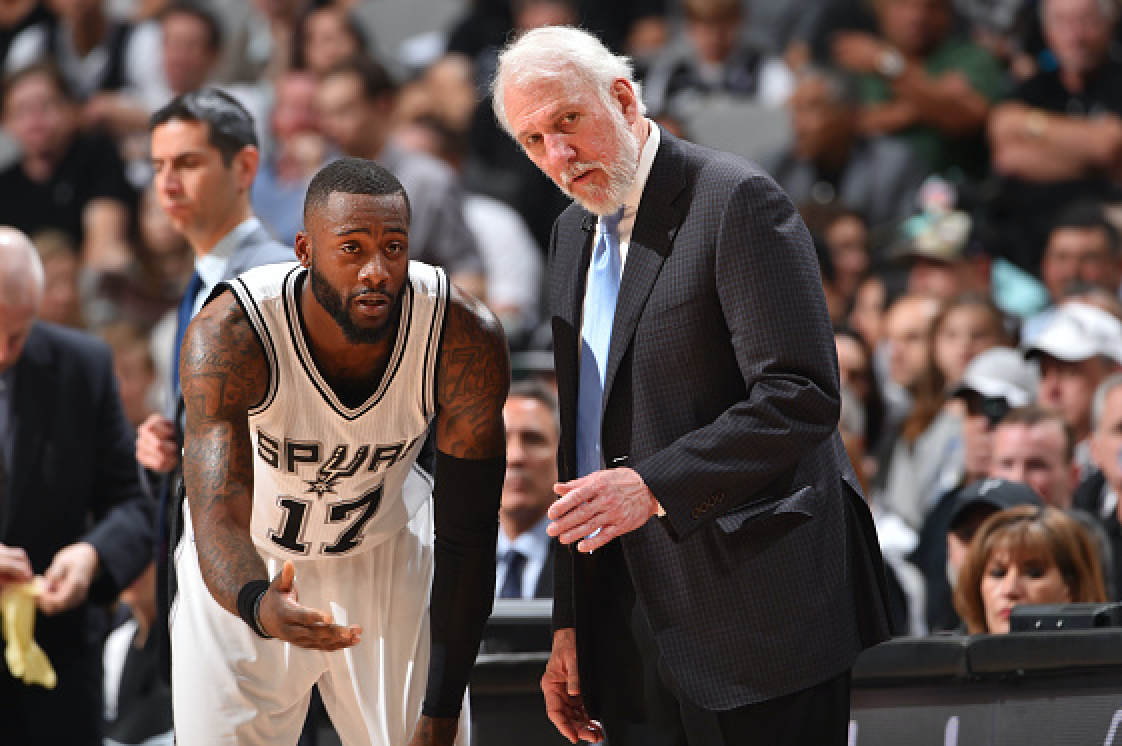 Jonathon Simmons dialoga con Gregg Popovich durante su periplo en San Antonio Spurs. Foto: Getty Images.