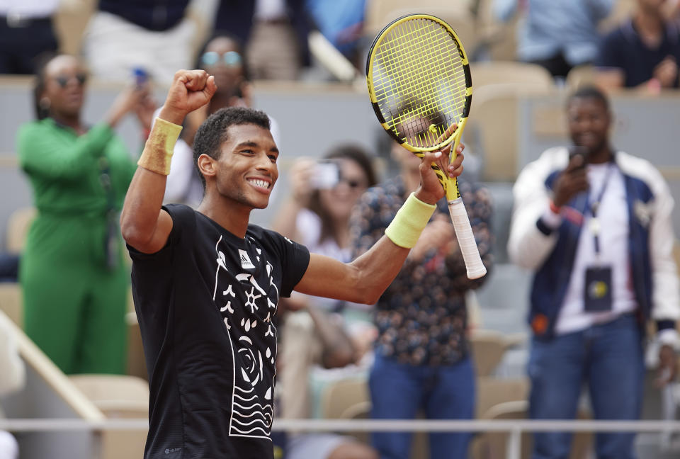 Felix Auger-Aliassime de Canadá celebra su victoria sobre Juan Pablo Varillas de Perú en su partido de primera ronda durante el Abierto de Francia 2022 en Roland Garros el 22 de mayo de 2022 en París, Francia.  (Foto de Tnani Badreddine/Quality Sport Images/Getty Images)