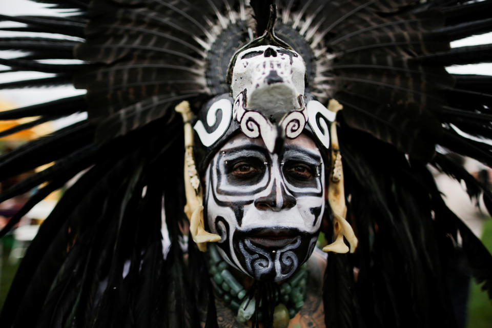 <p>A reveller gets ready to dance during a “pow-wow” celebrating the Indigenous Peoples’ Day Festival in Randalls Island, in New York, Oct. 8, 2017. (Photo: Eduardo Munoz/Reuters) </p>