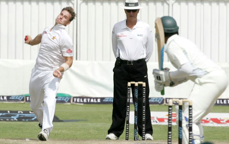 Zimbabwe bowler Kyle Jarvis (L) has not played for Zimbabwe since signing a Kolpak deal with English county side Lancashire in 2013