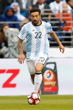 Foto del delantero de Argentina Ezequiel Lavezzi (22) con la pelota en el triunfo sobre Bolivia por el Grupo D de la Copa América Centenario. Jun 14, 2016. La selección argentina de fútbol goleó el martes 3-0 a Bolivia para ganar el Grupo D y cerrar la etapa inicial de la Copa América Centenario como el único equipo con puntaje perfecto, y ahora espera por Venezuela en cuartos de final. Joe Nicholson-USA TODAY Sports