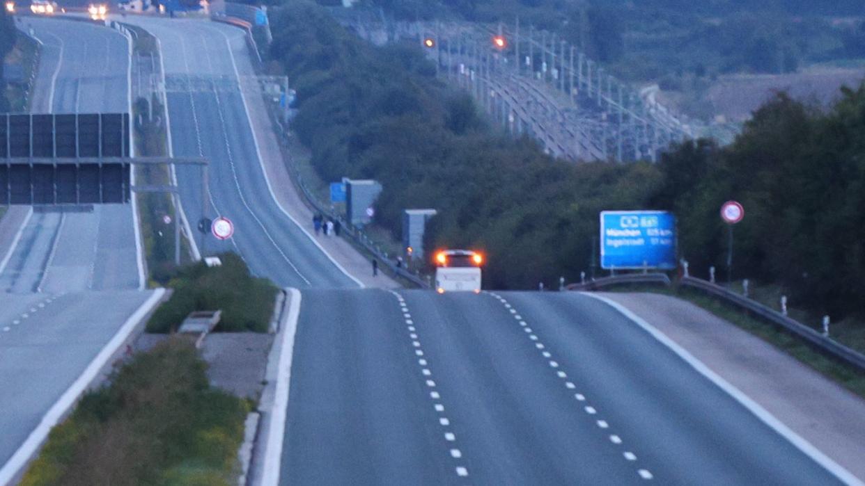 Der betroffene Reisebus steht auf der Autobahn 9 in Fahrtrichtung München.