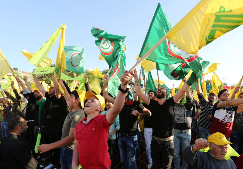 Des partisans du Hezbollah lors d'un meeting. Le Hezbollah chiite soutenu par l'Iran et opposé à Israël et ses alliés ont remporté un peu plus de la moitié des sièges au Parlement libanais lors des élections législatives dimanche, selon les résultats préliminaires annoncés par les politiques et la presse. /Photo prise le 15 avril 2018/REUTERS/Aziz Taher