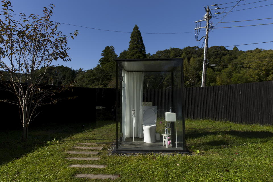 Este baño transparente tiene una cortina que correr, pero los que están instalando ahora recurren al vidrio inteligente para dar intimidad a sus ocupantes. (Foto: REUTERS/Thomas Peter)