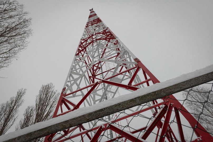 Άποψη ενός τηλεφωνικού πύργου που ανήκει στην ουκρανική εταιρεία κινητής τηλεφωνίας Kyivstar στα περίχωρα του Κιέβου, Ουκρανία.