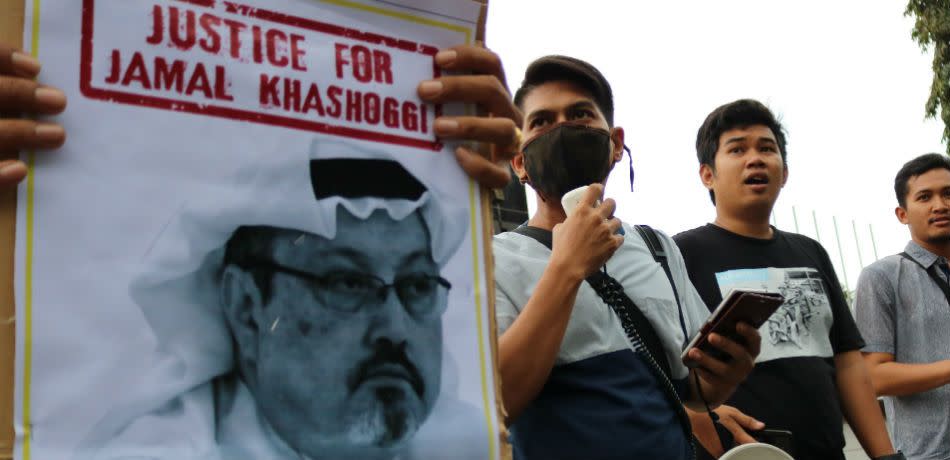 Activists in Makassar City hold a demonstration related to the death of Jamal Khashoggi.