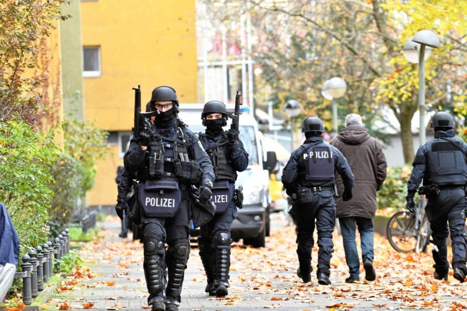 Polizisten am Dienstagvormittag bei den Durchsuchungen in Berlin.<span class="copyright">Reto Klar / Funke Foto Services</span>