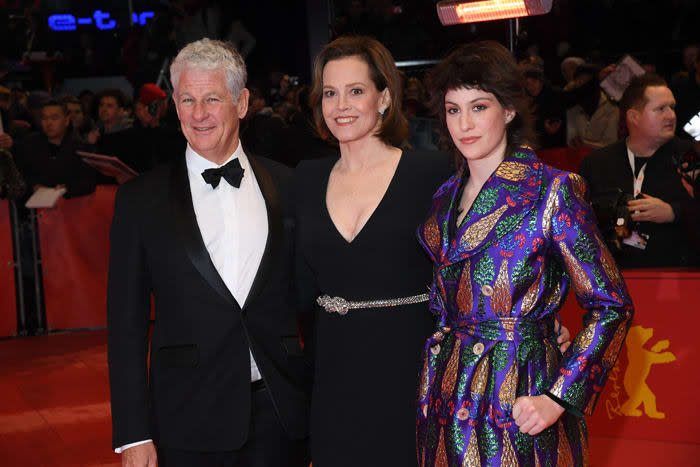 Sigourney Weaver con su marido Jim Simpson y su hija Charlotte Simpson