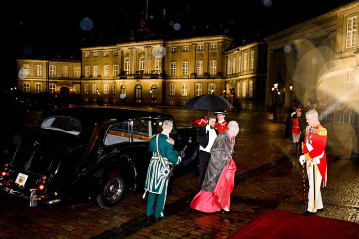 La princesa Benedicta sale del coche oficial