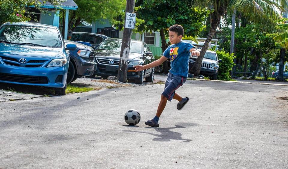 Roberto, de 9 años, da patadas a un balón de fútbol en el parque de casas móviles Miami Soar, donde vive desde los 2 años.