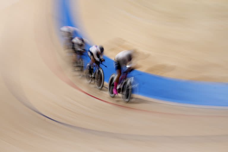 El equipo de Estados Unidos compite durante la persecución por equipos femeninos de ciclismo en pista