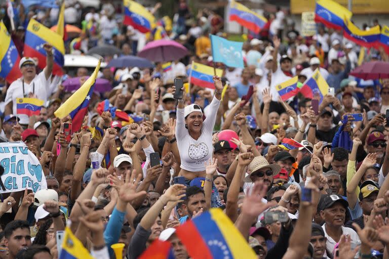 Simpatizantes aplauden a la líder opositora María Corina Machado mientras hace campaña para el candidato presidencial Edmundo González, en Maturín, Venezuela