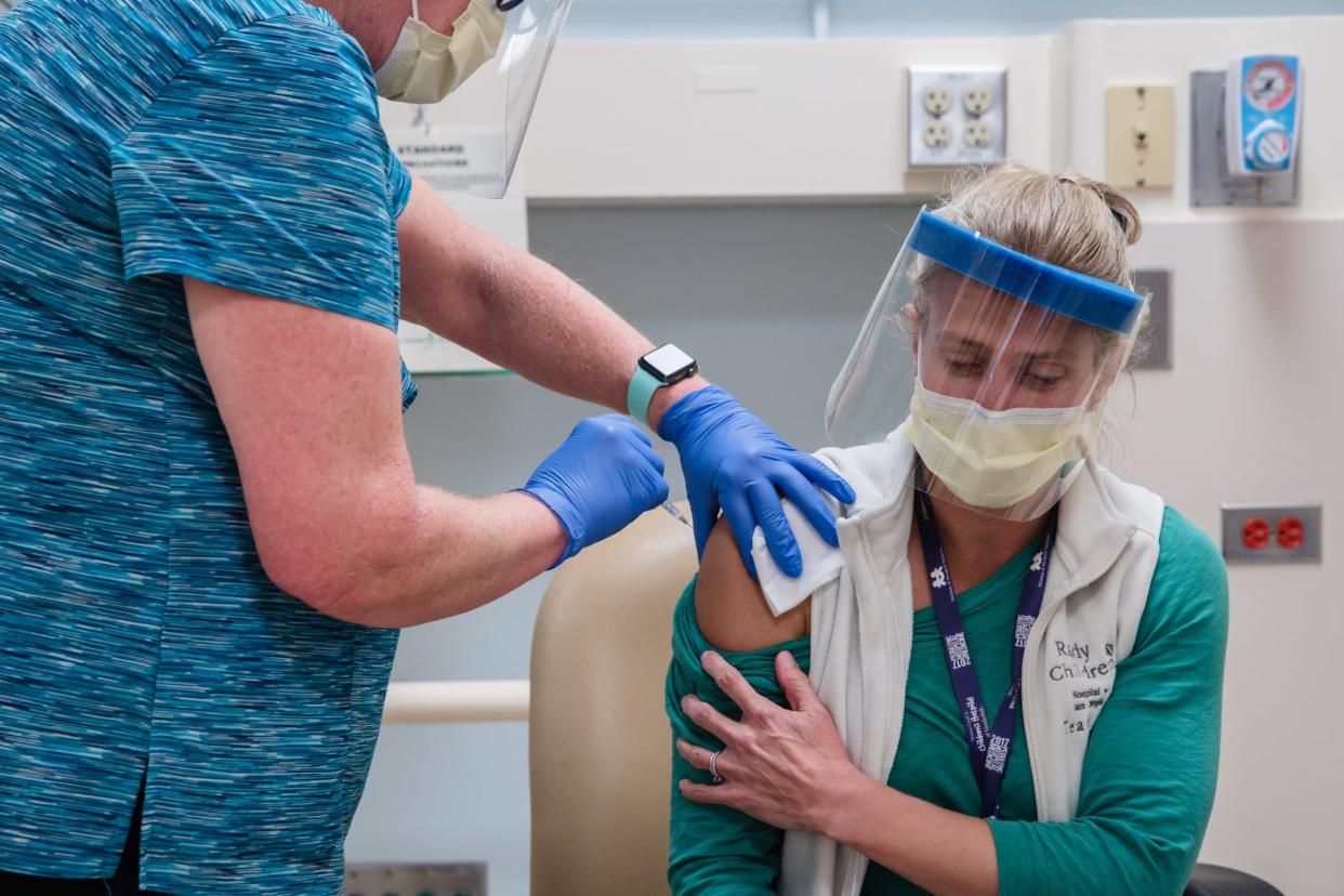 Une médecin vaccinée le 15 décembre 2020 par le vaccin Pfizer à San Diego, aux Etats-Unis. (Photo d'illustration) - ARIANA DREHSLER / AFP