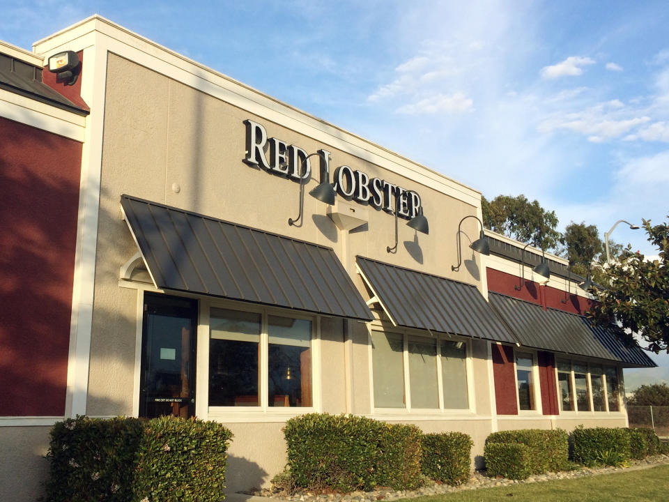 <p>Red Lobster, la cadena estadounidense de comida rápida especializada en marisco, estuvo a punto de quebrar en 2003 debido a que sacó una promoción en la que por 23 dólares (unos 20 euros) el cliente podía comer todo el cangrejo de las nieves que quisiera. Justo entonces el precio de este crustáceo subió en Estados Unidos y la oferta no le salió nada rentable a la compañía, que, según ‘The New York Times’, llegó a perder en una sola sesión 405,9 millones de dólares (362,6 millones de euros) en acciones. (Foto: Getty Images).</p> 