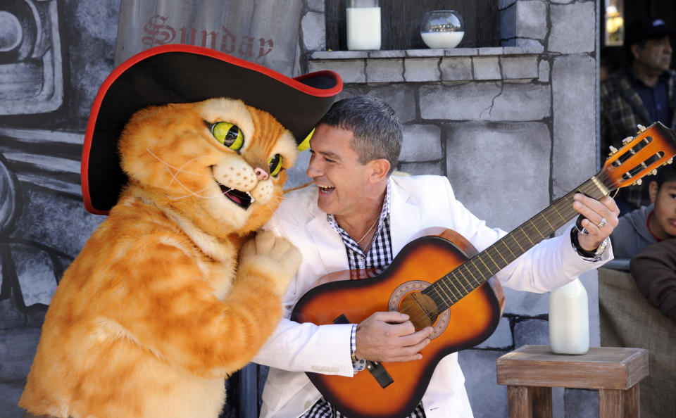 Cast member Antonio Banderas attends the premiere of the animated film "Puss In Boots" in Los Angeles October 23, 2011. REUTERS/Phil McCarten (UNITED STATES - Tags: ENTERTAINMENT PORTRAIT)