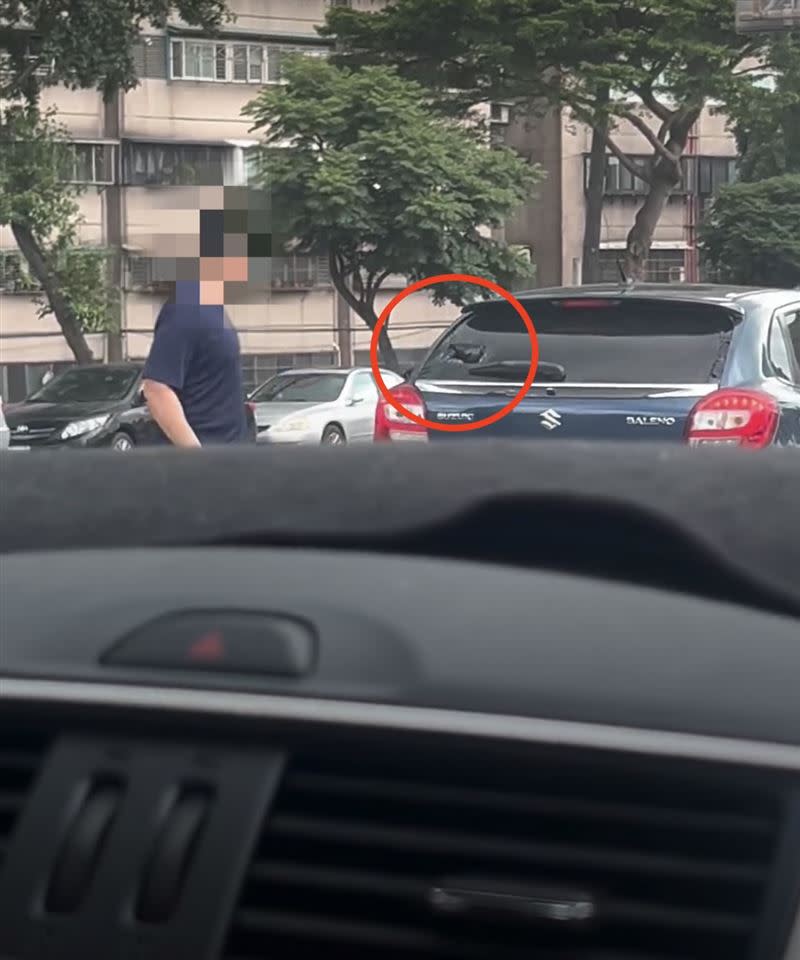 藍車後方的擋風玻璃被男子敲出一個大洞。（圖／翻攝自爆料網社）