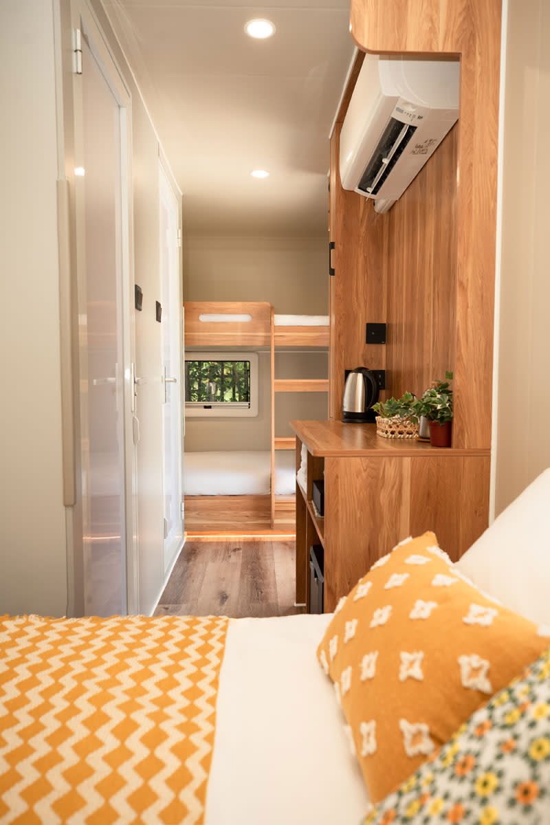 露營車能容納雙人床以及上下舖，佈置也相當溫馨。（圖片來源：綠舞觀光飯店官網）