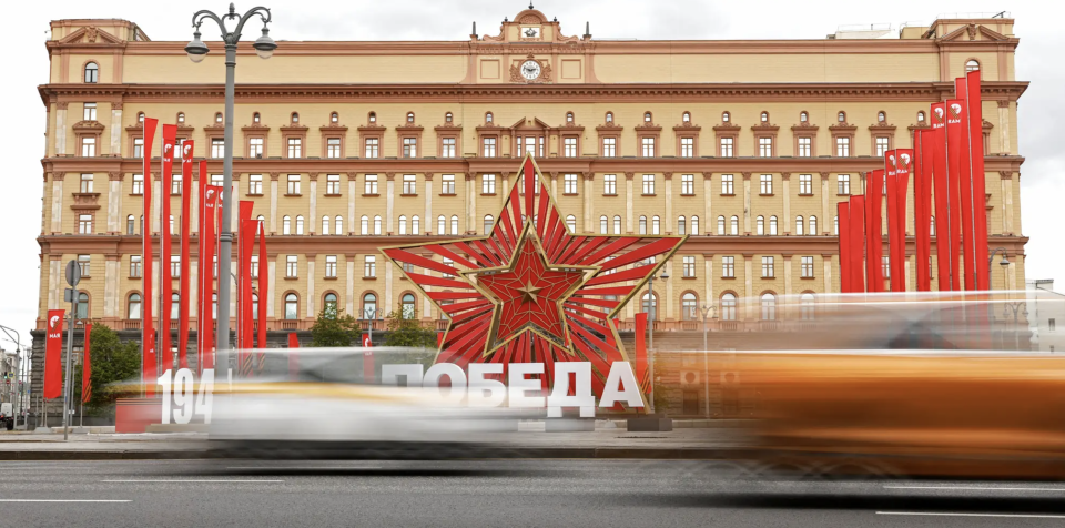 Vor dem Gebäude des Föderalen Sicherheitsdienstes (FSB) auf dem Lubjanka-Platz in Moskau, Russland, 8. Mai 2023, sieht man die Dekorationen, die vor dem Tag des Sieges, dem Jahrestag des Sieges über Nazi-Deutschland im Zweiten Weltkrieg, angebracht wurden. - Copyright: Reuters