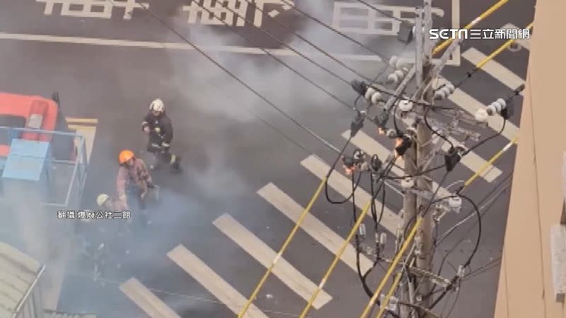 電線桿在澆水降溫後發生爆炸，所幸周圍已拉起警戒線清空民眾及可燃物。（圖／翻攝自爆廢公社二館）