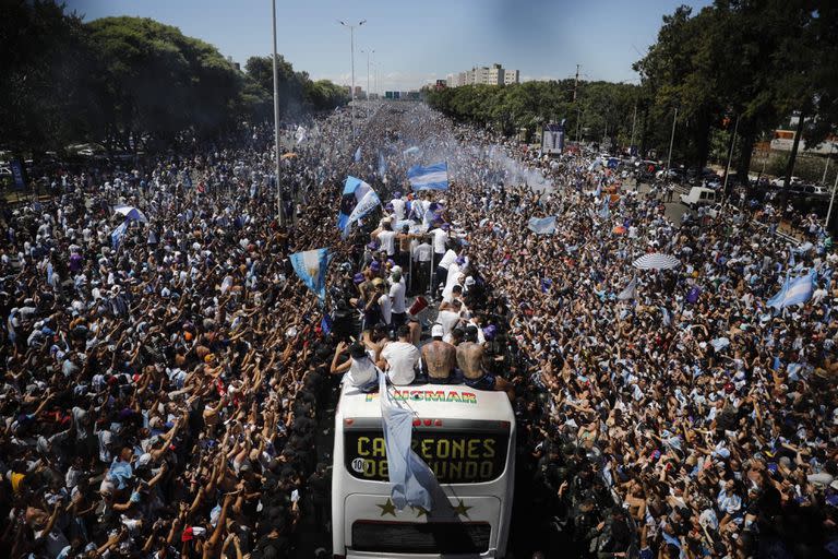Los campeones del mundo a la vuelta del Mundial, en la Argentina, con millones en las calles