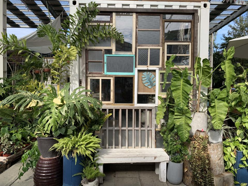用老窗戶打造的貨櫃屋一隅，是綠果庭院的人氣拍照區。（攝影：三小姐的地球愛吃誌）